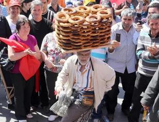 Simit vendor’s ‘simit shake’ raises a smile on an eventful May Day