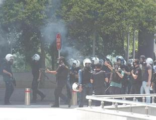 Turkish police starts crackdown against protestors in Istanbul