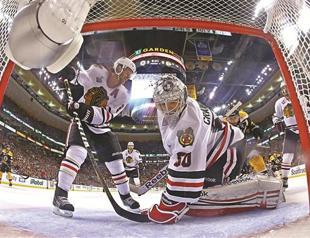 Bruins beat Blackhawks 2-0, edge ahead in series