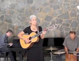 Joan Baez expresses support for Turkish protesters by interpreting Imagine