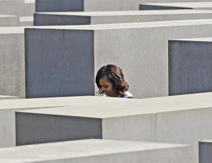 Michelle Obama, daughters visit Holocaust Memorial