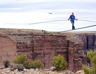 US daredevil completes Grand Canyon tightrope walk