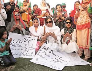 Cricket hero Imran Khan wins revote in Karachi