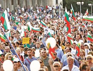 Thousands defy PM’s step back in Bulgaria