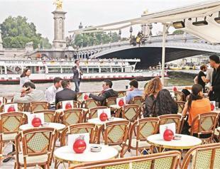 Tourism chiefs in Paris tackle rudeness with a new manual