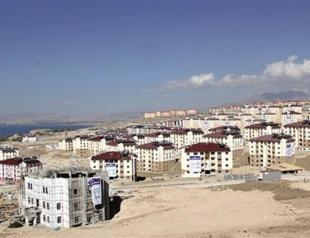 Earthquake victims evacuate containers