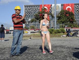 Bikini-clad woman joins standing protesters in Istanbuls Taksim Square