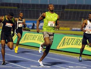 Bolt easily in semifinal at the trials