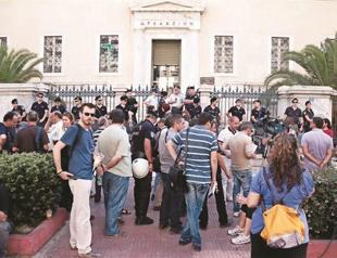 Greek coalition faces crisis on state TV row