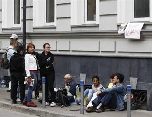 Russian police beat up top rights activist, party leader