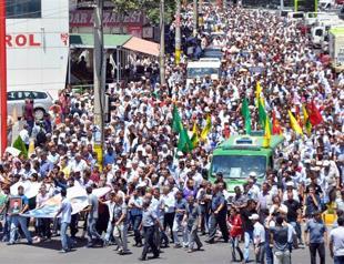 Hundreds mourn demonstrator killed in Lice clashes during funeral