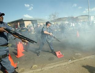 Obama meets Mandela family, police disperse protesters