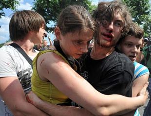 Russian anti-gay groups attack LGBT activists, police detain dozens
