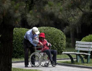 Law requires Chinese to visit their aging parents