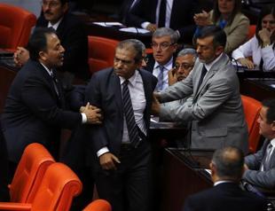 Ruling AKP lawmaker shocks with sexist comments to female journalists at Parliament
