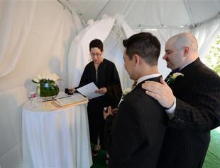 US ends ban on green cards for gay couples