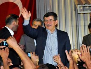 Turkish FM Davutoğlu chants slogan in Arabic with Syrian refugees