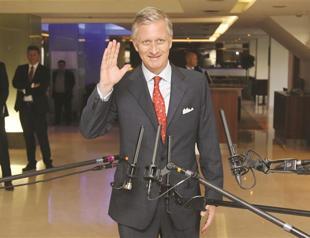 Belgian king leaves throne to his son