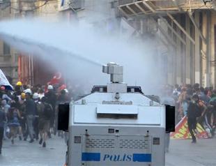 Police intervene on İstiklal Avenue against protesters gathering to re-enter Gezi