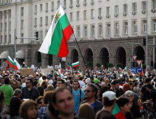 Bulgaria president suggests early elections amid protests