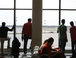 Snowden marks three weeks in Russia, could cause more damage