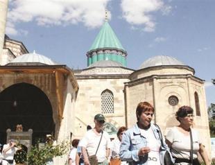 Tourists rush to Konya’s famous Mevlana Museum