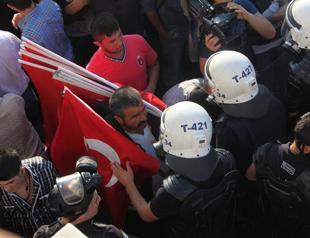 Turkish court decides for release of eight Gezi protesters, including flag vendor