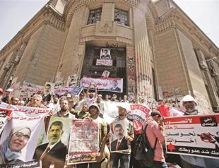 Cairo clashes kill four as Morsi family to sue army
