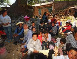 Rescuers battle to find China quake survivors