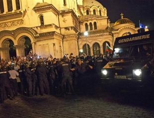 Twenty injured as protesters blockade Bulgarian parliament