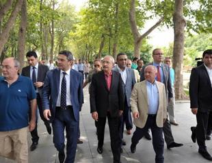 Main opposition leader visits Gezi Park ahead of reopening