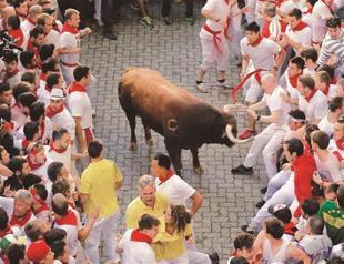 Scare for runners in Spains opening Pamplona bull-run