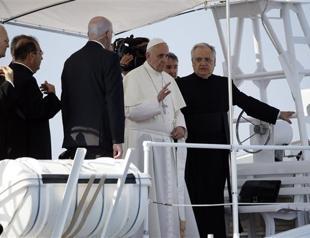 Pope Francis commemorates dead migrants at Lampedusa