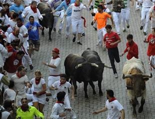Bulls knock over runners, four injured in Pamplona run