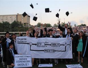Turkish university graduation ceremony witnesses pro- and anti-Gezi Park protests