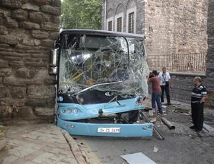 20 people wounded in public bus crash in Istanbul