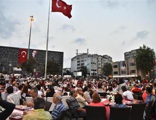 Municipality hosts fast-breaking in Taksim Square, protesters hold iftar on İstiklal Avenue