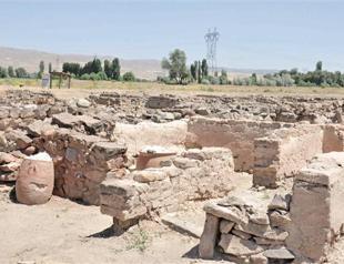 Academics come to Kültepe to learn about archaeology