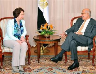 EUs foreign policy chief regrets not seeing Morsi, urges release in Egypt trip