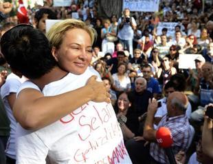 Walking woman arrives in Ankara, ending 500 km solo journey against 10 percent election threshold
