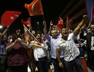 Hundreds gather at airport to welcome Turkish PM and show him support