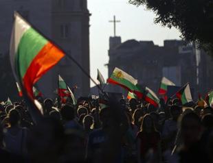 Bulgaria anti-government pressure persists after violence