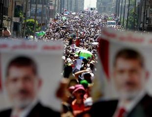 Egypt cabinet tasks police to end Morsi supporters sit-in