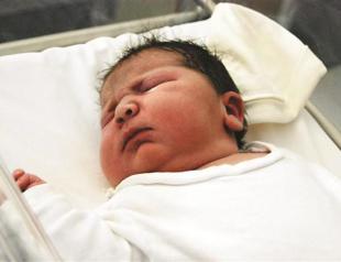 Briton gives birth to biggest baby ever born naturally in Spain