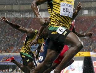 Bolt regains world 100m title in emphatic style