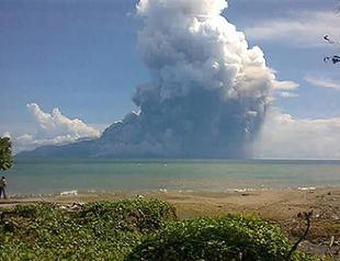 Hundreds evacuated after Indonesia volcano erupts