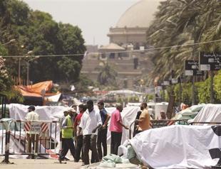 Morsi supporters await army crackdown in Cairo