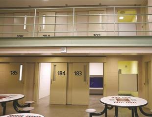 US unveils prison reform