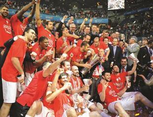 Olympiakos lose points, fined over crowd violence