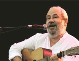 Bülent Ortaçgil on stage in Aegean resort